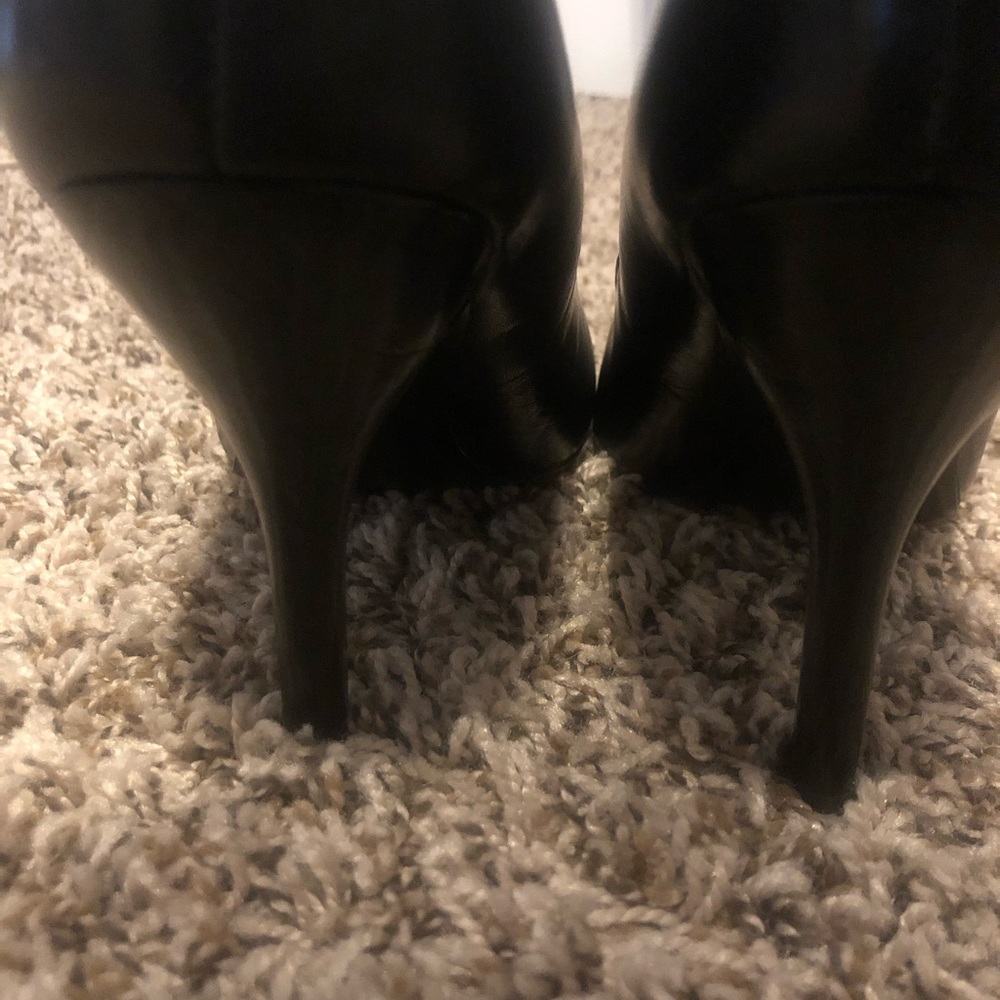 Black pointed-toe pumps